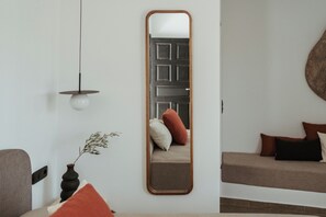 Sunset Suite with Hot Tub | Zona de estar | Una Smart TV, Netflix, servicios de streaming, una oficina