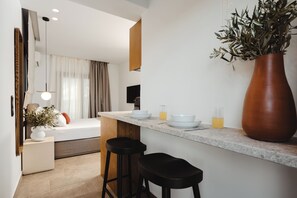 Comfort Double Room with Sea View | 埃及棉床單、高級寢具、羽絨被、記憶棉床墊