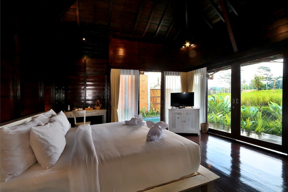 Private Pool Villa overlooking to Rice Field
