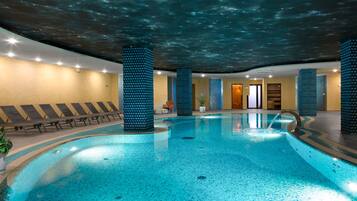 Couples treatment room(s), sauna, hot tub, steam room