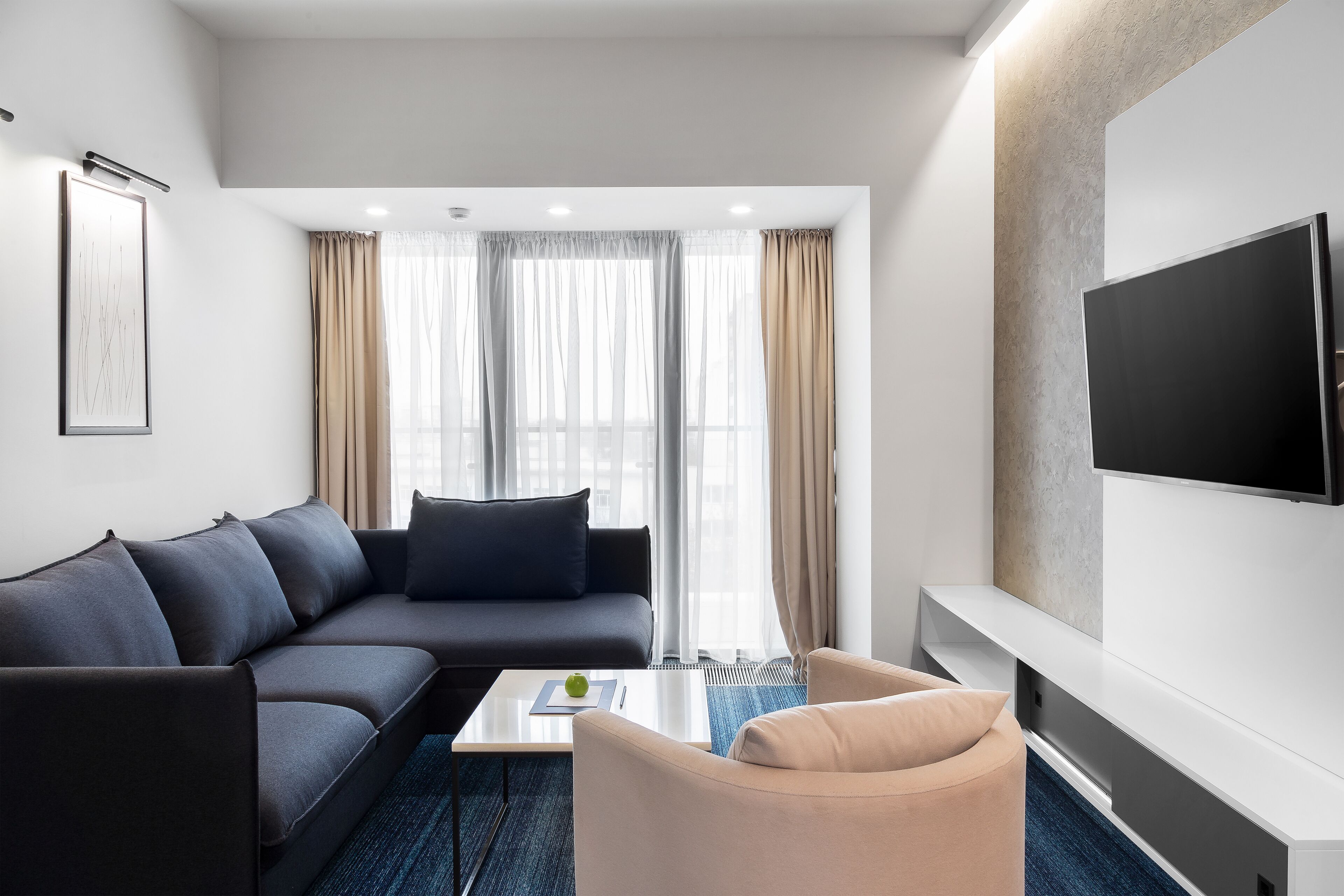 Suite | In-room safe, desk, laptop workspace, blackout drapes