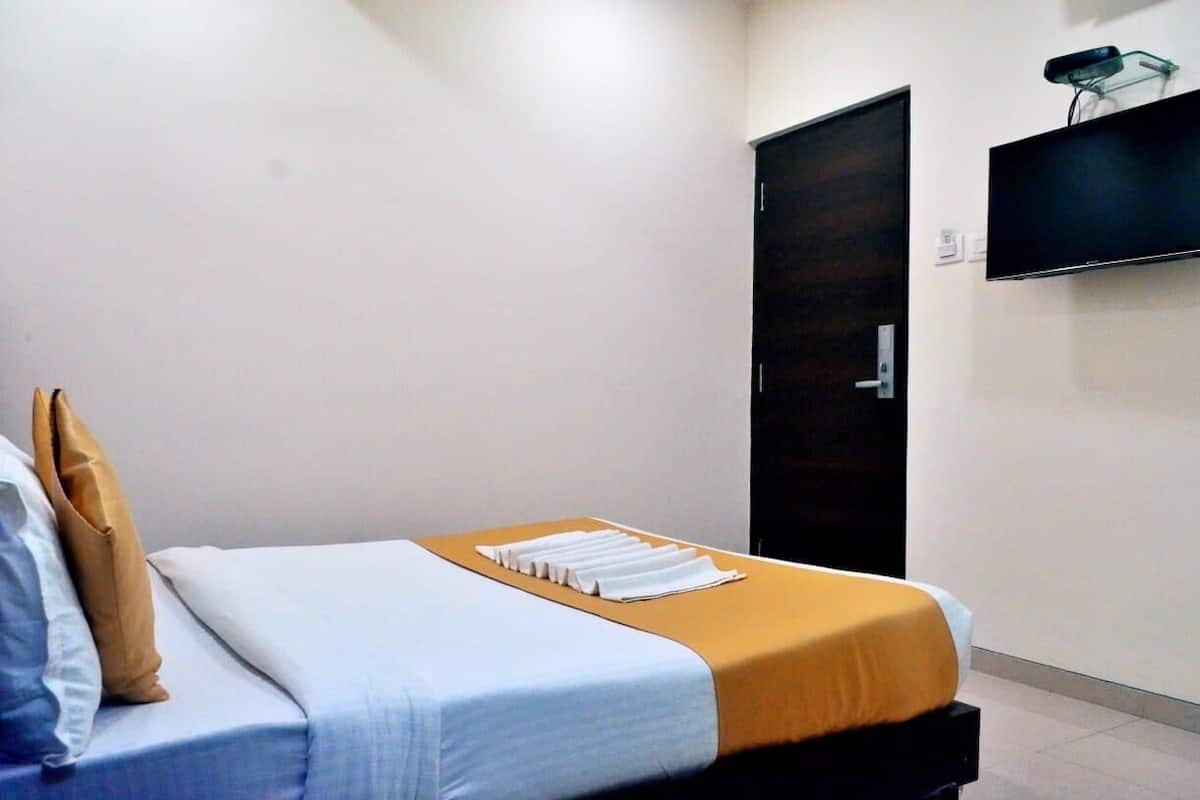 Standard Room | Premium bedding, desk, blackout drapes, soundproofing