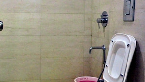 Inodoro con asiento elevado y sistema bidé.