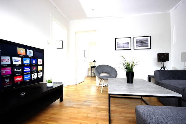 Departamento, 2 habitaciones | Área de sala de estar | Smart TV