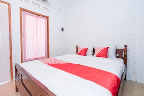 Desk, free WiFi, bed sheets - OYO 1592 Gading 4u Homestay (Yogyakarta)