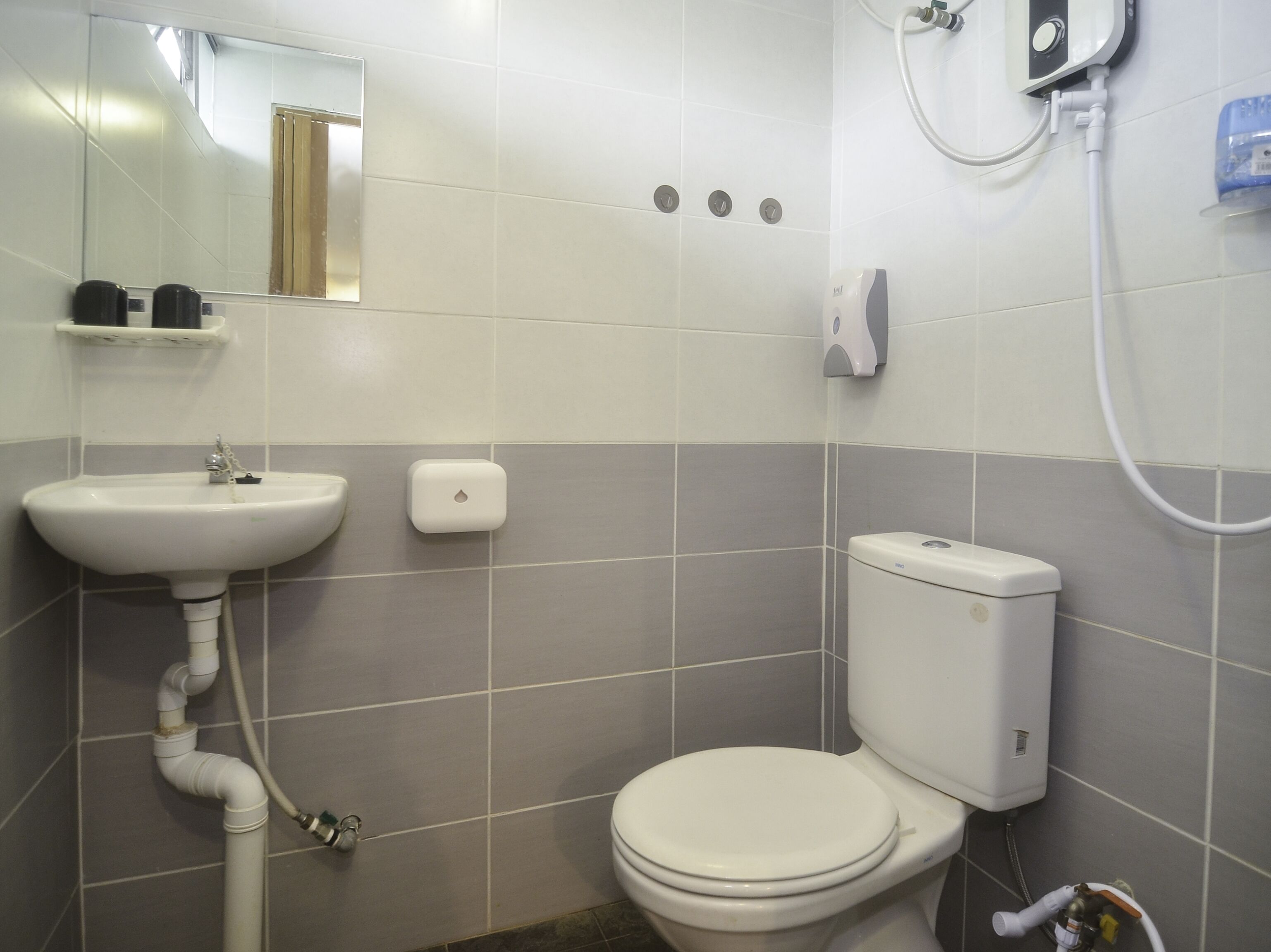 shower, rainfall showerhead, free toiletries, bidet