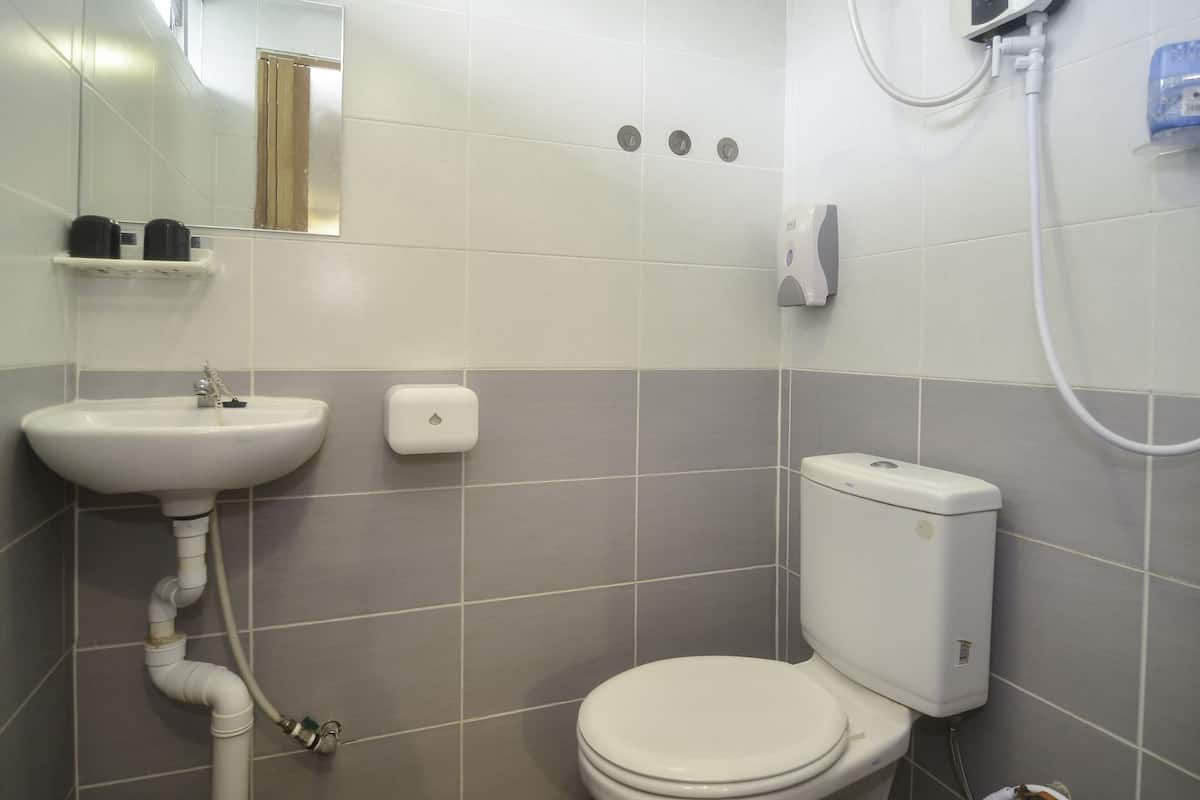 shower, rainfall showerhead, free toiletries, bidet