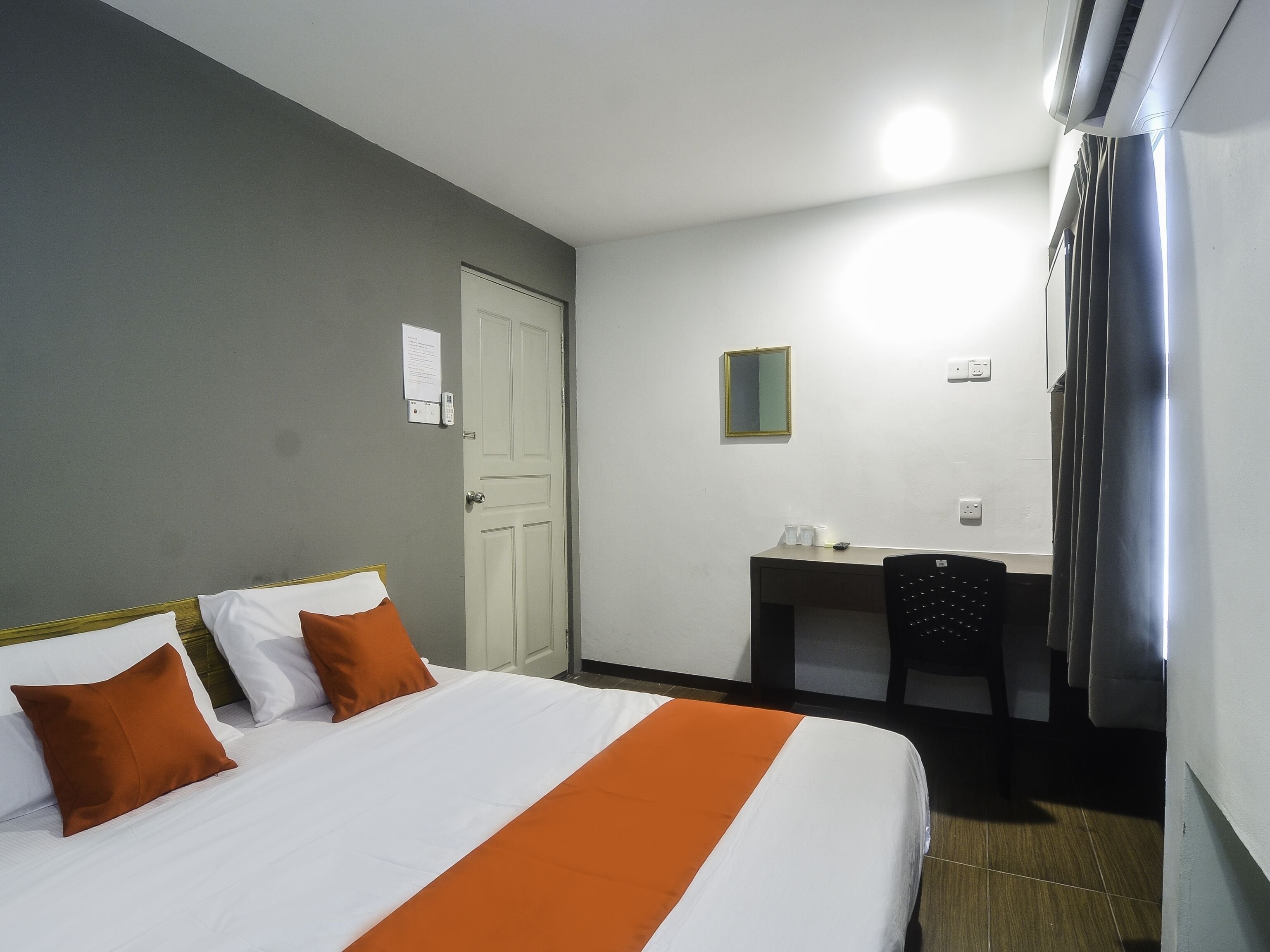 deluxe double room | free wifi, bed sheets