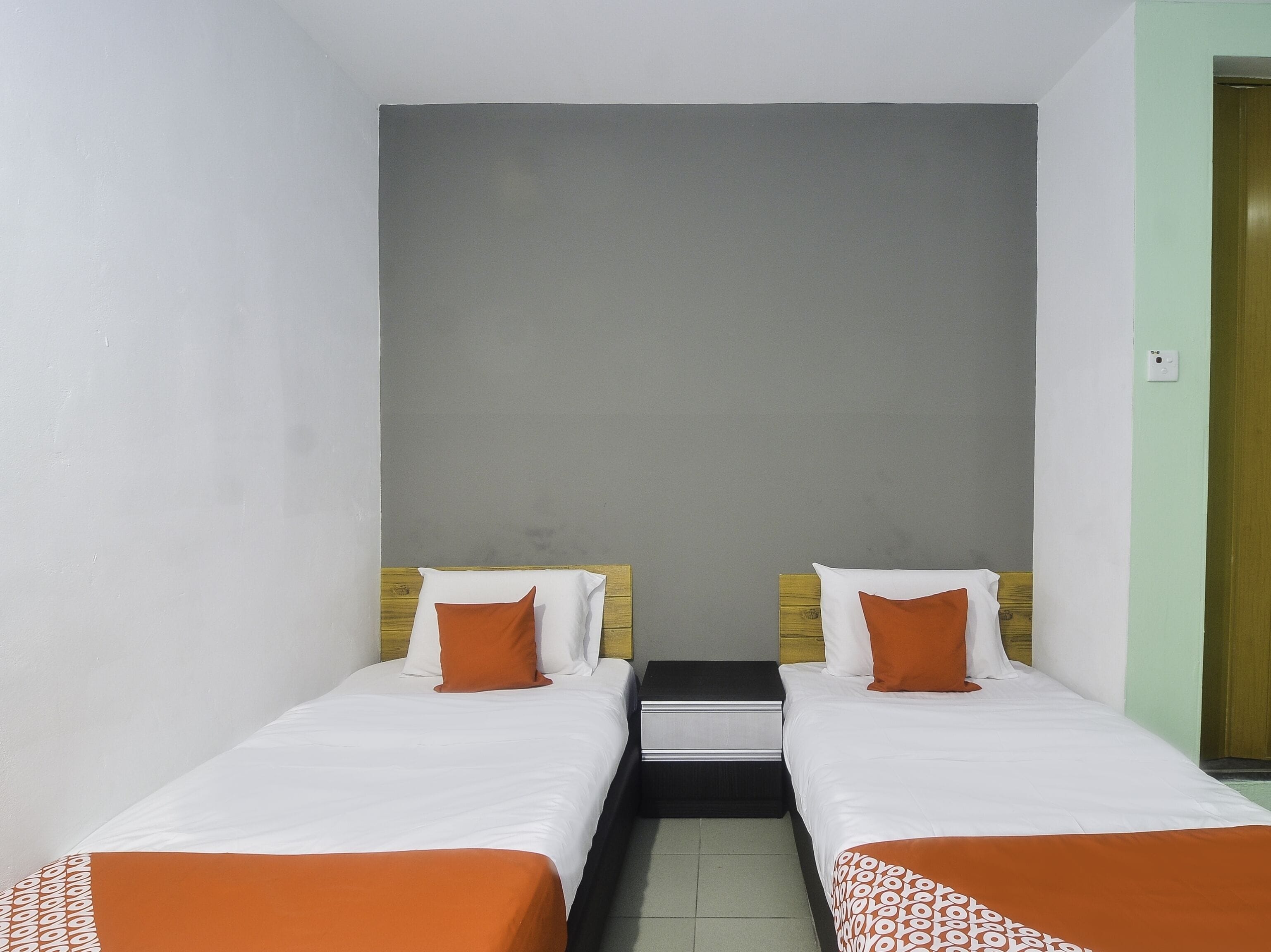deluxe twin room | free wifi, bed sheets