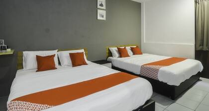 OYO 89465 Golden Lounge