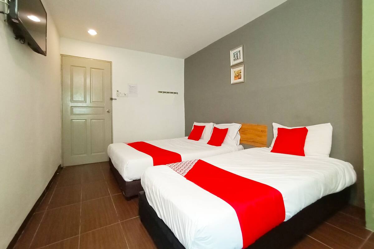 Superior Suite | Desk, WiFi (free), bed sheets