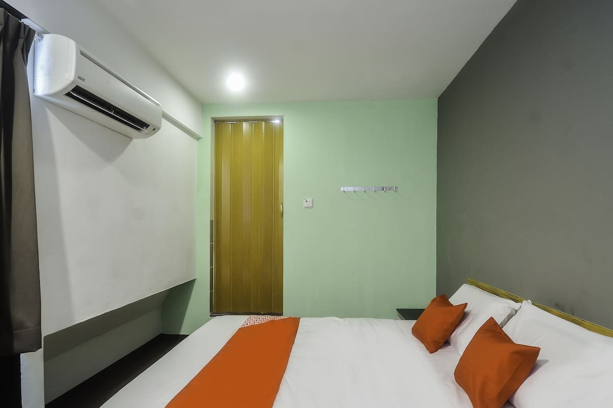 Desk, WiFi (free), bed sheets
