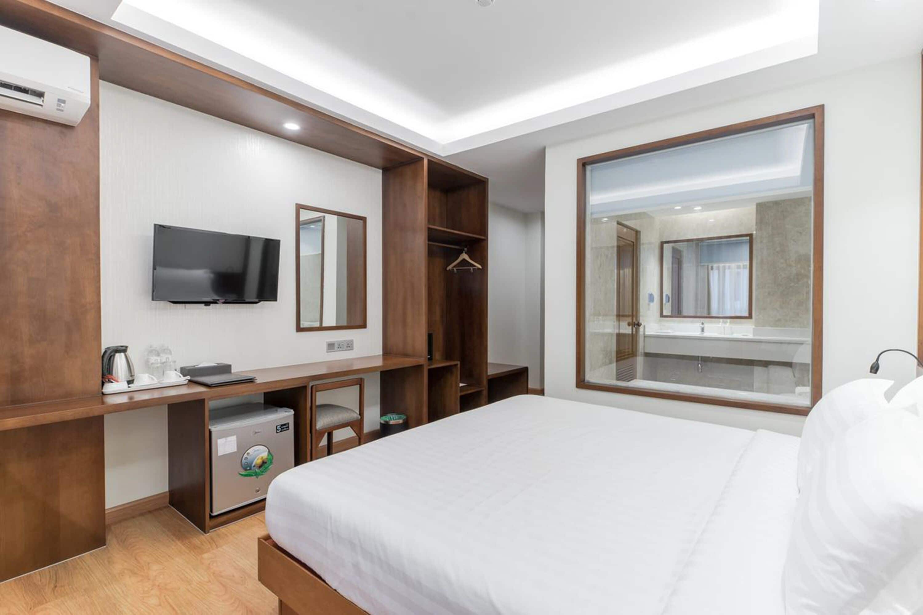 舒适双人房, 1 张特大床 | 迷你吧、客房内保险箱、特色装修、办公桌