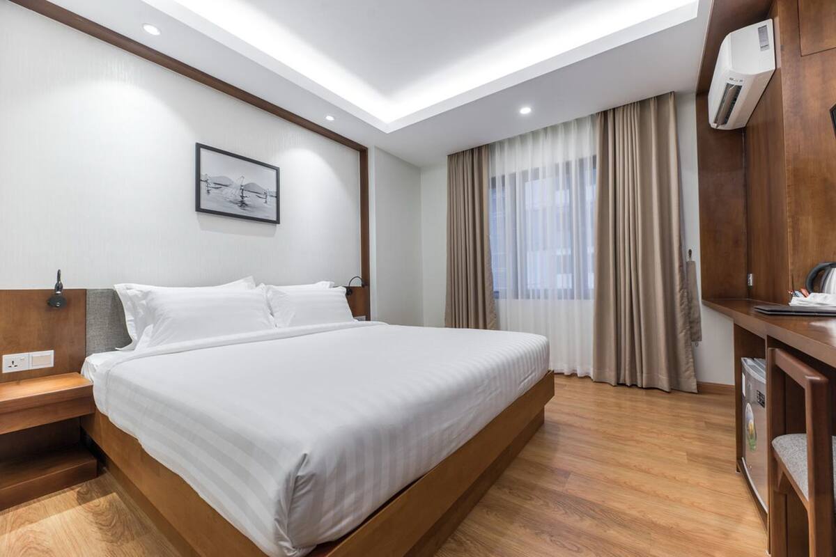 Comfort Double Room, 1 King Bed | Minibar, in-room safe, desk, laptop workspace