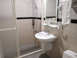 Shower, free toiletries, hair dryer, bathrobes - Samuel's Home (Nangan)