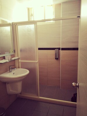 Shower, free toiletries, hair dryer, bathrobes - Samuel's Home (Nangan)