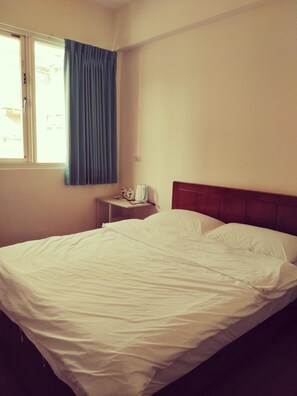 Desk, soundproofing, free WiFi, bed sheets - Samuel's Home (Nangan)