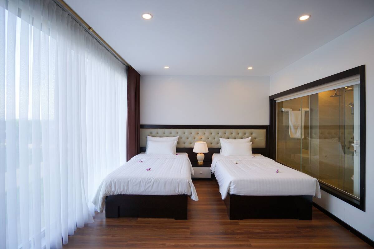 Deluxe Twin Room | Minibar, desk, soundproofing, free WiFi
