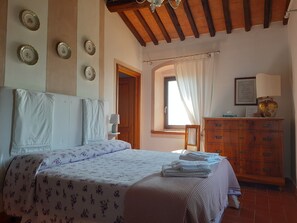 2 chambres, coffres-forts dans les chambres, fer et planche à repasser