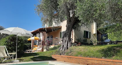 Tyypillinen toscanan maalaistalo kukkuloilla Viareggion ja Camaioren välillä.