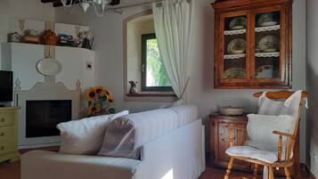 TV, caminetto, lettore DVD, tavolo da ping pong