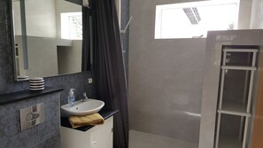 Apartment, 4 Bedrooms | Bathroom | Combined shower/tub, hair dryer, towels, soap