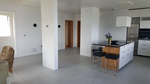 Departamento, 4 habitaciones | Cocina privada | Refrigerador con congelador, microondas, horno y parrilla de estufa