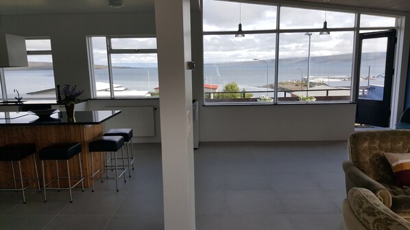 Departamento, 4 habitaciones | Área de sala de estar | Televisión de pantalla plana