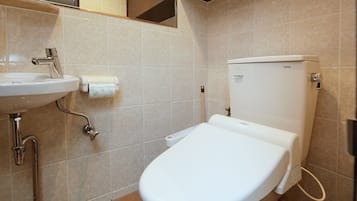 Signature Room | Bathroom | Shower, free toiletries, hair dryer, slippers