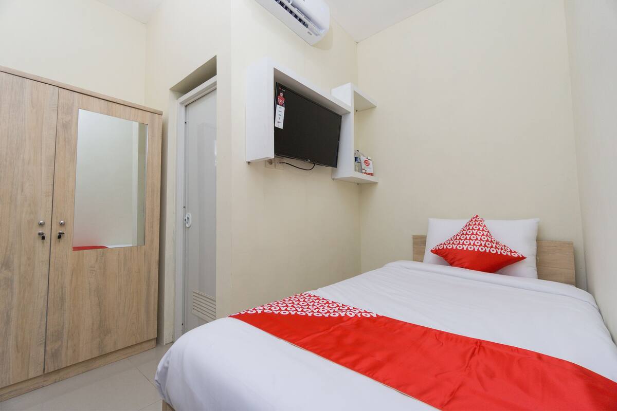 Desk, free WiFi, bed sheets