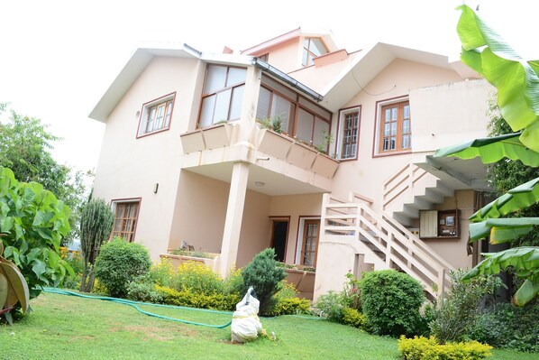 Lobby sitting area - RAINBOW COTTAGES (Ootacamund)