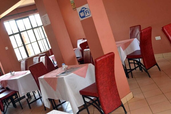 Breakfast, lunch, dinner served; local and international cuisine 