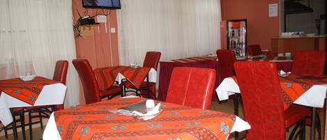 Free daily buffet breakfast