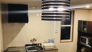 패밀리 하우스 (Private Vacation Home) | 전용 간이 주방 | 전기 주전자, 조리 도구/접시/주방 기구