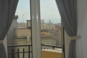 Habitación Confort con 2 camas individuales, baño compartido, vistas a la ciudad | Vistas a la ciudad