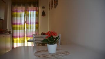 Colazione a buffet, servita tutte le mattine (3 EUR a persona)