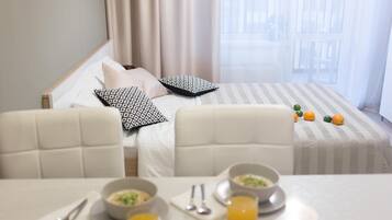 1 Schlafzimmer, hochwertige Bettwaren, Zimmersafe, Schreibtisch