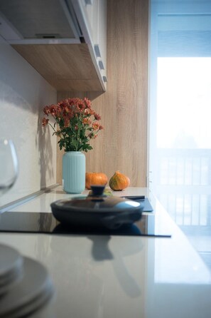 Full-sized fridge, microwave, stovetop, dishwasher