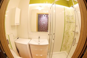 Suite studio Ville | Salle de bain | Douche, serviettes fournies, shampooing