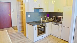 シティ スタジオスイート | 専用簡易キッチン | 電子レンジ、調理器具と食器