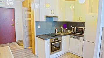 Suite estudio City | Cocina básica privada | Microondas y utensilios de cocina