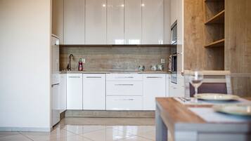 Apartamento | Cocina privada | Frigorífico grande, microondas, horno y placa de cocina