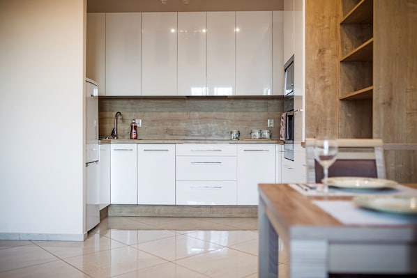 Apartment | Private kitchen | Full-sized fridge, microwave, oven, stovetop - Modern Apartment (Warsaw)