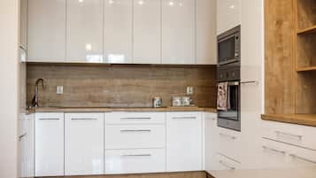 Frigorífico grande, microondas, horno y placa de cocina