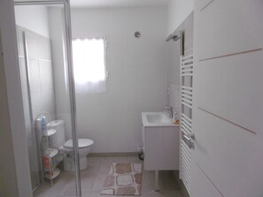Tweepersoonskamer | Badkamer | Een haardroger, handdoeken