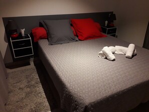 Tweepersoonskamer | Een bureau, geluiddichte muren, babybedden, gratis wifi
