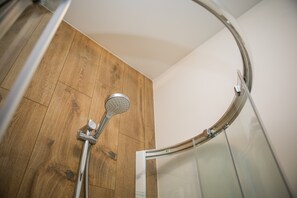 Comfort Suite | Bathroom shower