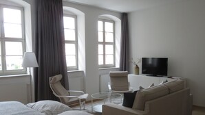 Apartment with shower 2 | Living area | Flat-screen TV - Historisches Bürgerhaus Dresden (Dresden)