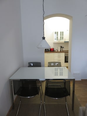 Apartment mit Dusche 2 | Essbereich im Zimmer