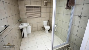 Camera Standard con letto matrimoniale o 2 letti singoli | Bagno | Asciugamani